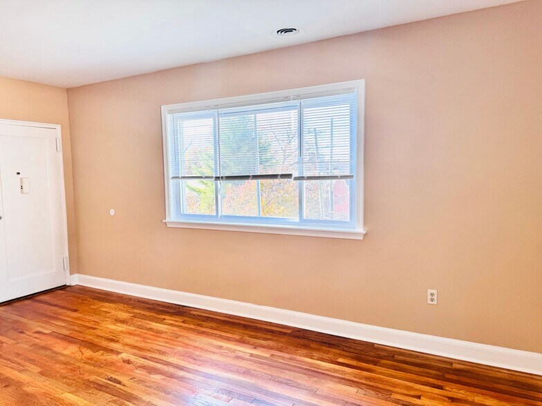 Building Photo - 8805 Plymouth St