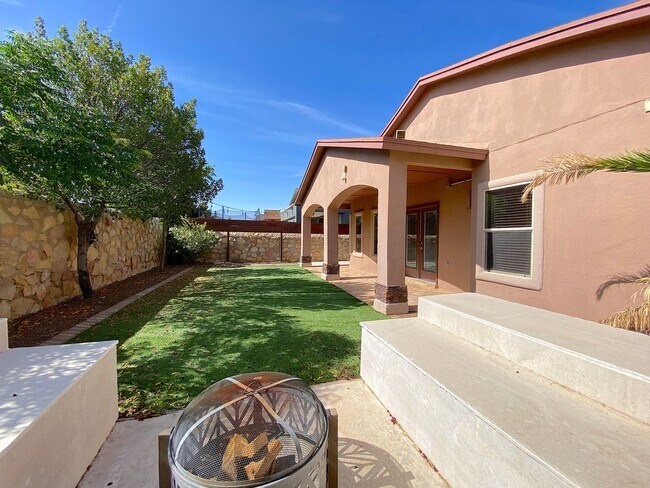 Building Photo - Northeast El Paso 3bed Refrig A/C