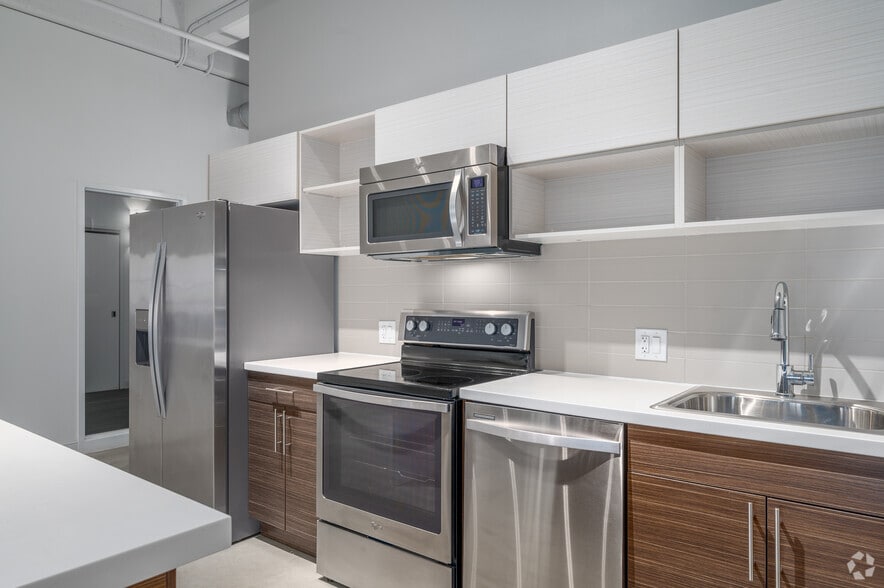 2 BD, 1 BA - 1,087SF - Kitchen - The Shoreway