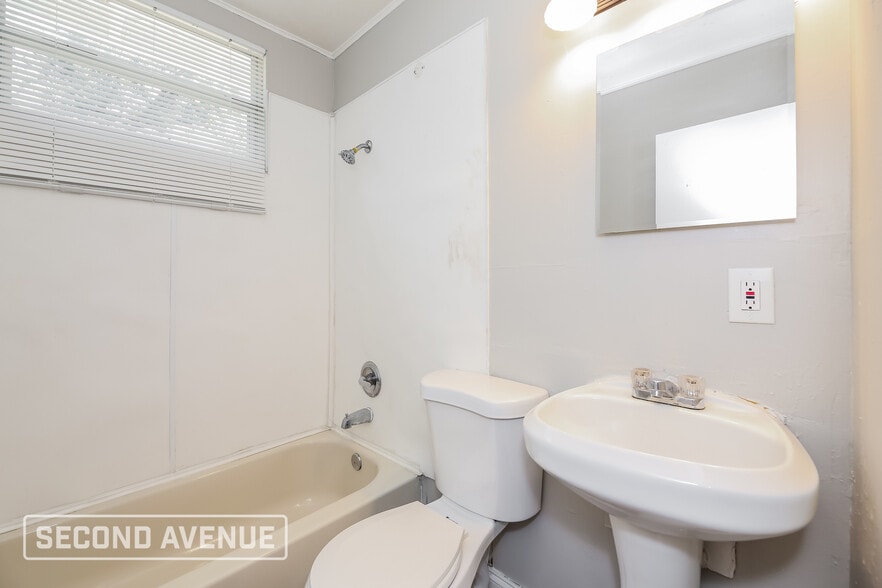 Building Photo - 4640 Suray Ave