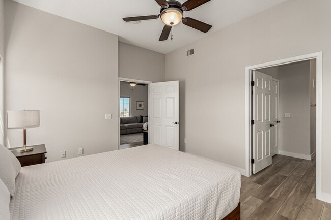 Building Photo - Stunning furnished 2-Bedroom Condo with Mo...