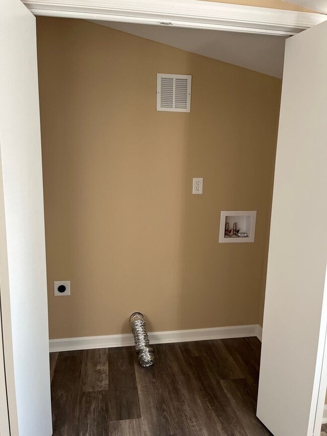 Building Photo - 3 Bedroom | 2 Bath | 1,098 Sq Ft | Updated Interior