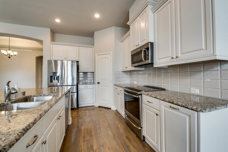 Building Photo - 923 Whitehall Dr