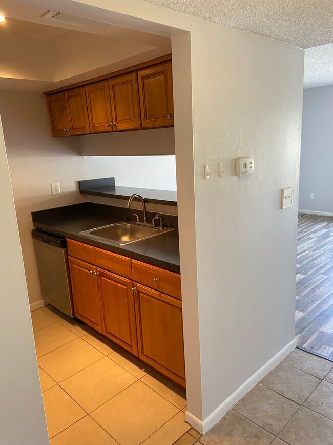 Building Photo - 1 Bedroom Condo