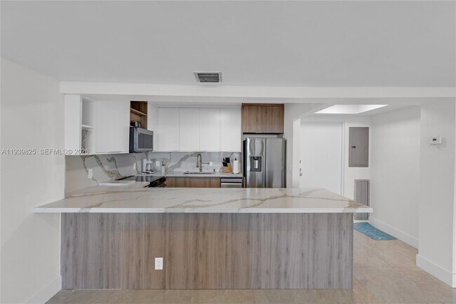 Building Photo - 2201 S Ocean Dr