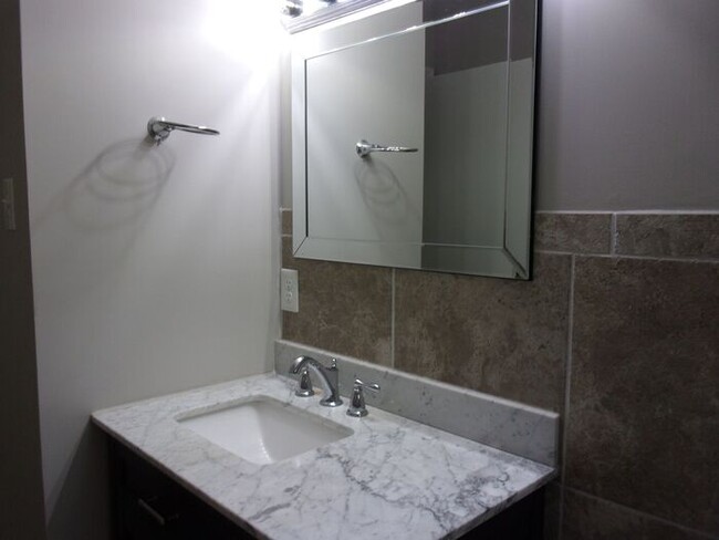 Building Photo - Spacious 2 Bedroom 1 Bath Duplex Minutes t...