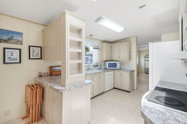 Building Photo - Furnished 2BR/2BA Home in Jamaica Bay Vill...