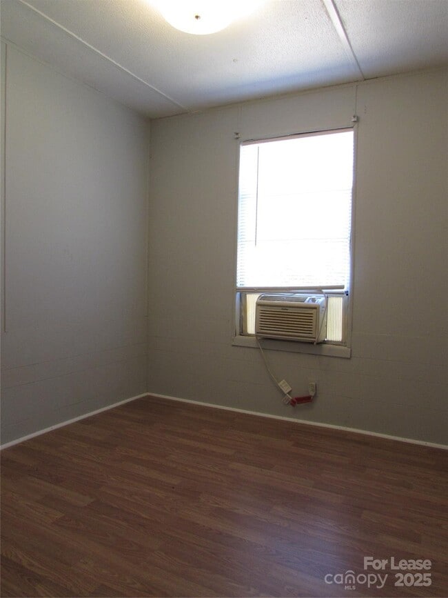 Building Photo - 435 Fern Hill Rd