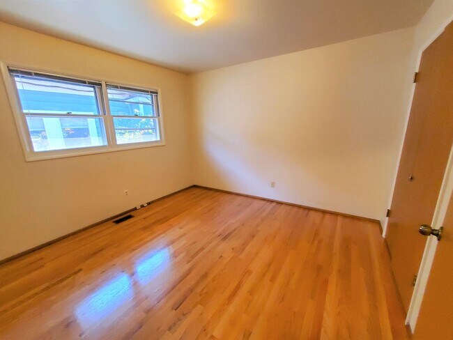 Building Photo - 266