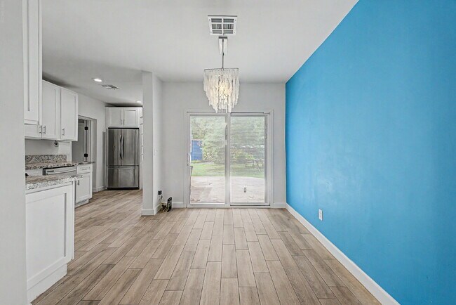 Building Photo - Blue Beauty in Historic District!!