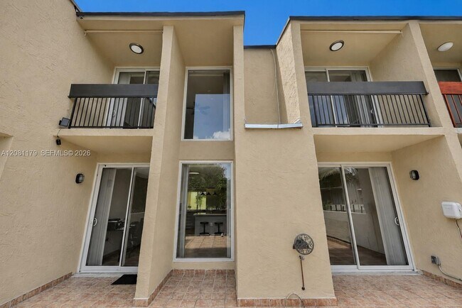Building Photo - 9133 Fontainebleau Blvd