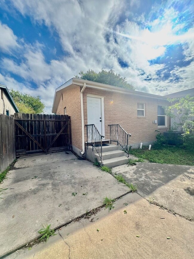 Building Photo - Lexington Subdivision-3/2-Move in ready! Call and schedule today!
