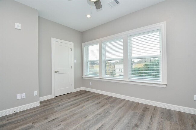 Building Photo - 5262 Ella Blvd