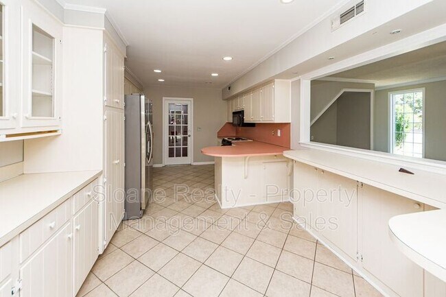 Building Photo - 11 Poets Corner