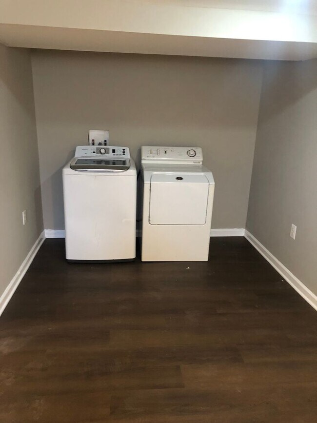 Building Photo - 3 Bedroom 2 Bathroom recently renovated townhouse in Baltimore