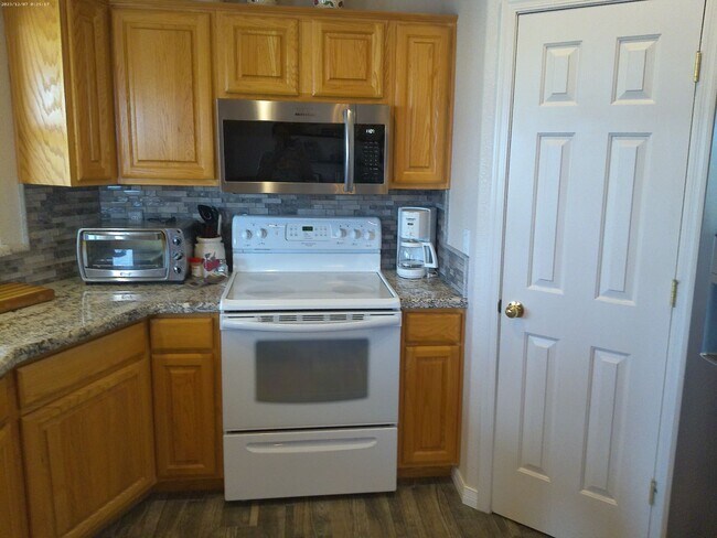 Building Photo - 1740 Quartz Ln