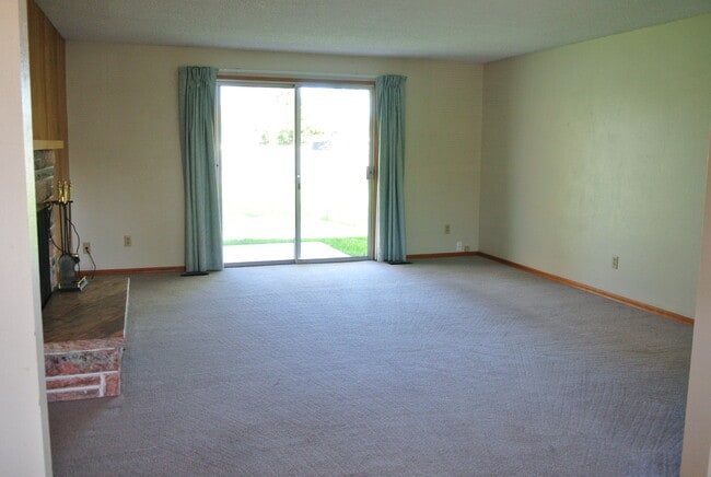 Building Photo - Conveniently Located 3 Bedroom Ranch Style Home with Large Fenced Backyard