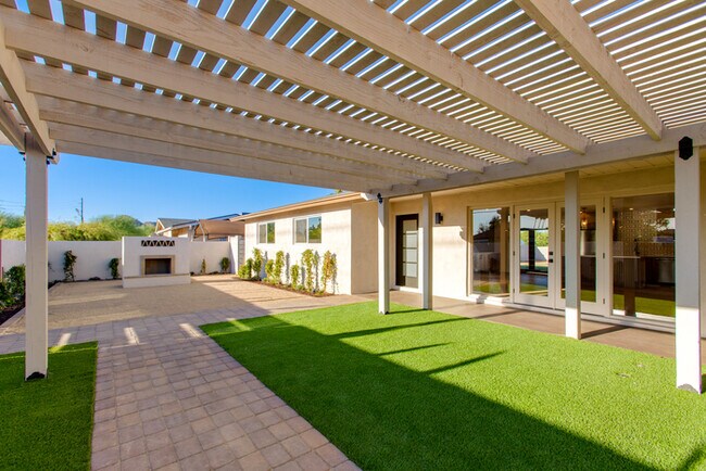 Building Photo - Beautiful 4 Bedroom, 3 Bath Home on an Oversized 18,000 Sq Ft Lot