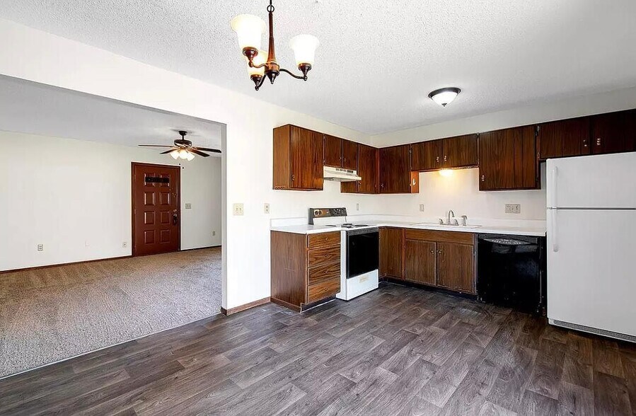 Building Photo - 805 S Bonn St