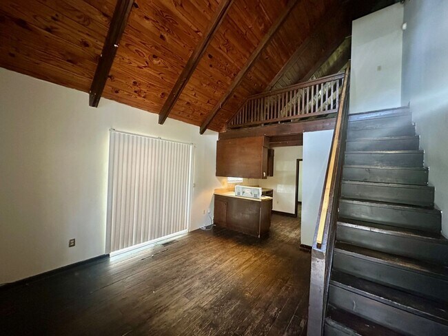 Building Photo - 400 Lindsay Rd