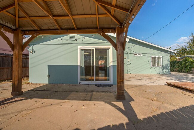 Building Photo - 290 Lindley Dr