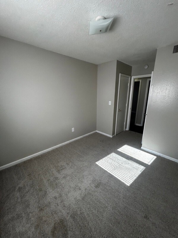 Building Photo - 1411 W Maple Ave