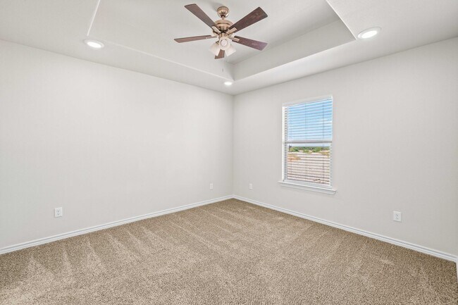 Building Photo - FOR LEASE ON AN ACRE LOT