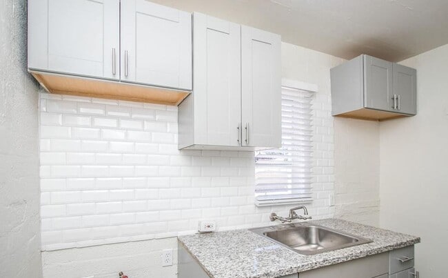 Building Photo - MOVE IN SPECIALS,  INTERESTED? Located in the historic downtown district.