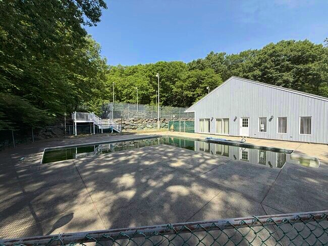 Building Photo - 330 Sunderland Rd