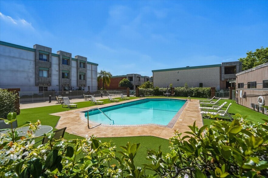 Building Photo - 5301 Balboa Blvd