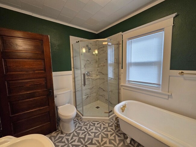 Building Photo - Beautiful and large Cedar Falls House