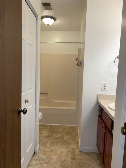 Building Photo - 5802 Ryewyck Dr