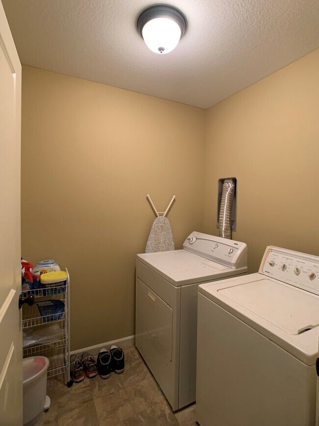 Building Photo - WOODED LOT! PRIVATE DRIVEWAY!