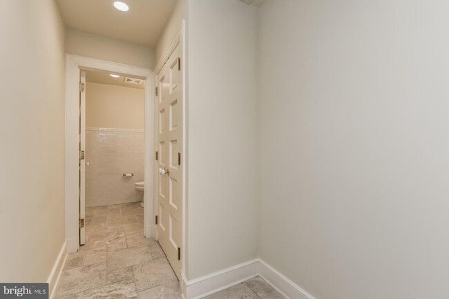 Building Photo - 2425 California St NW