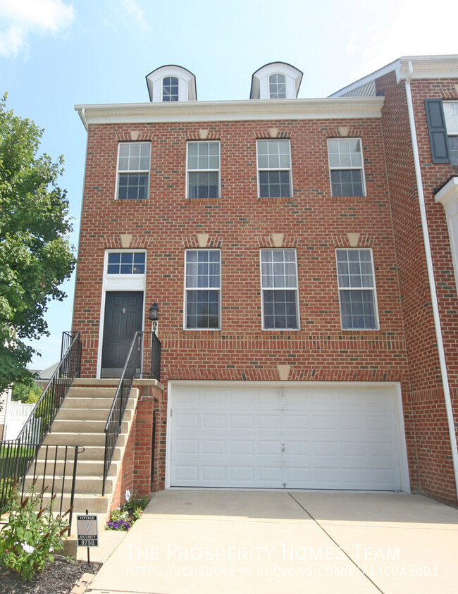 Building Photo - Gorgeous bright open end unit townhouse in...