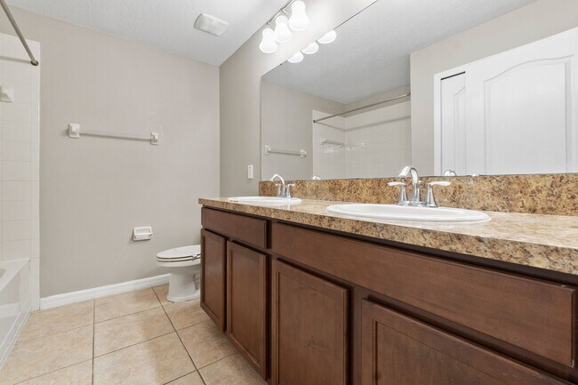 Building Photo - 4/2.5 Town Home w/ Loft and Office in Harr...
