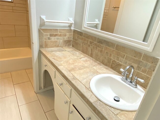 Building Photo - 10122 Shadow Wood Dr