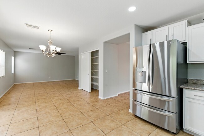Building Photo - 11546 W Schleifer Dr