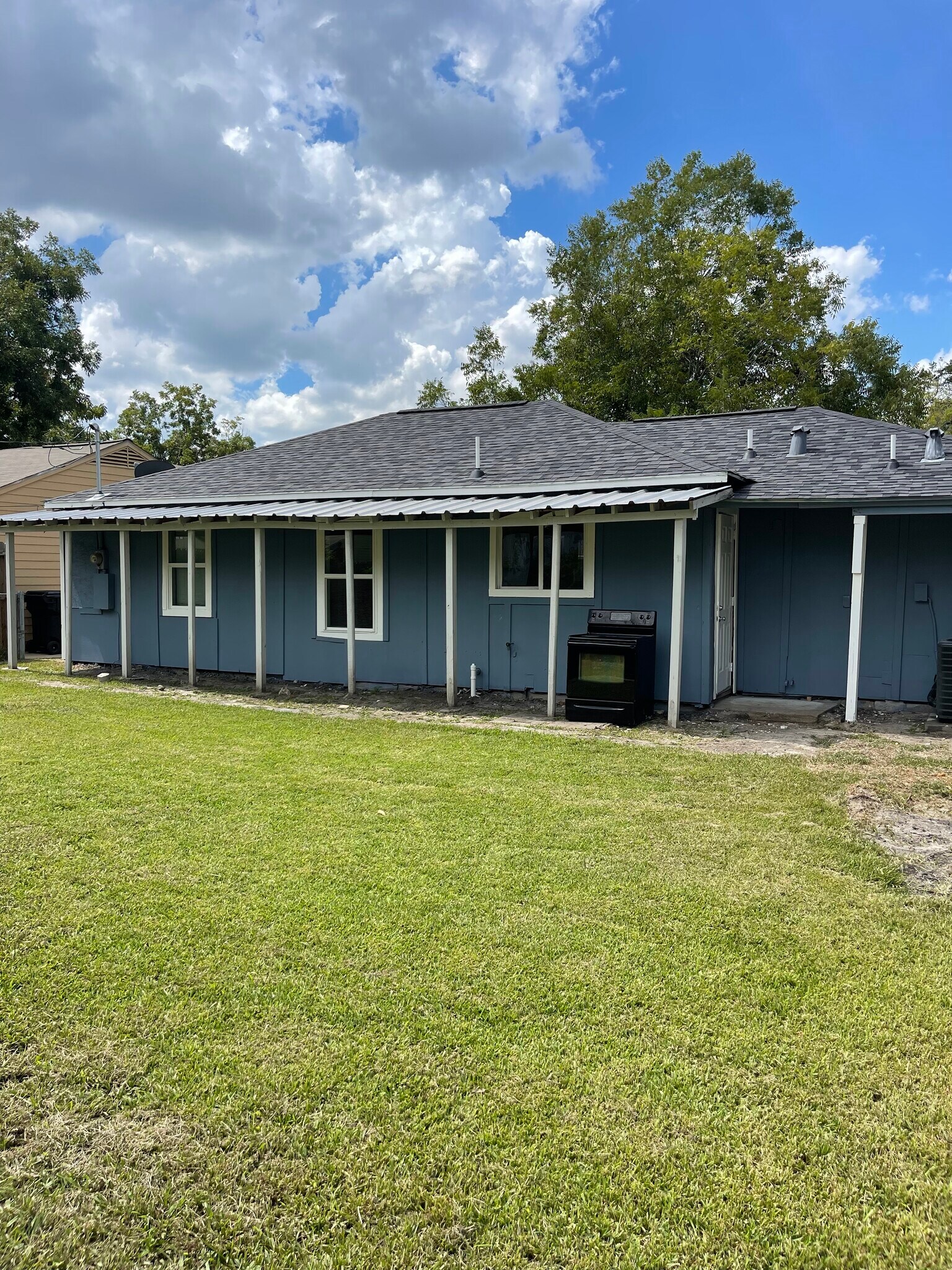 Building Photo - 9505 Sierra Dr