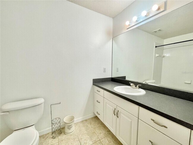 Building Photo - Beautiful 3BR/2.5BA Corner Townhome in Hai...