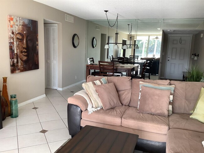 Building Photo - 2671 S Course Dr