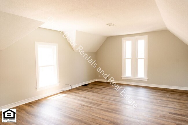 Building Photo - 109 E Broad St
