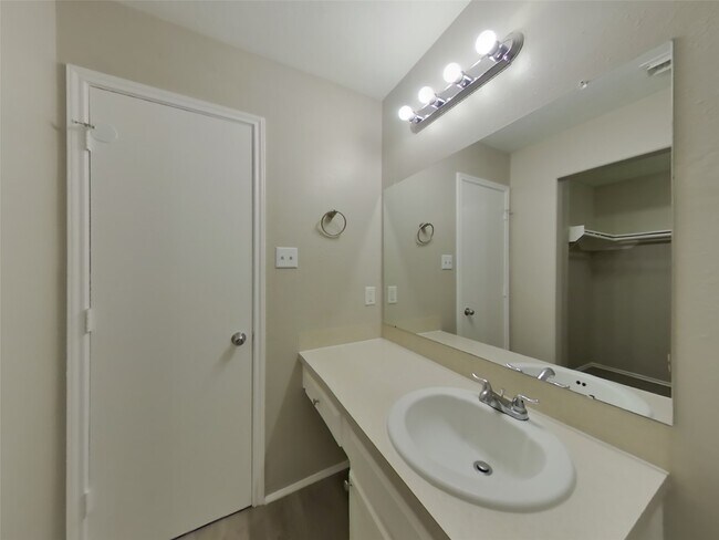 Building Photo - 16783 Fallen Timbers Dr