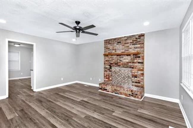 Building Photo - Charming and Affordable Downstairs Duplex ...