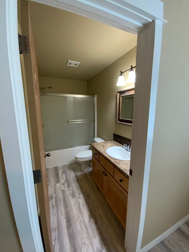 Building Photo - New Year Move-in Special! Modern 2B, 2Ba Condo in Exclusive Gated Community!