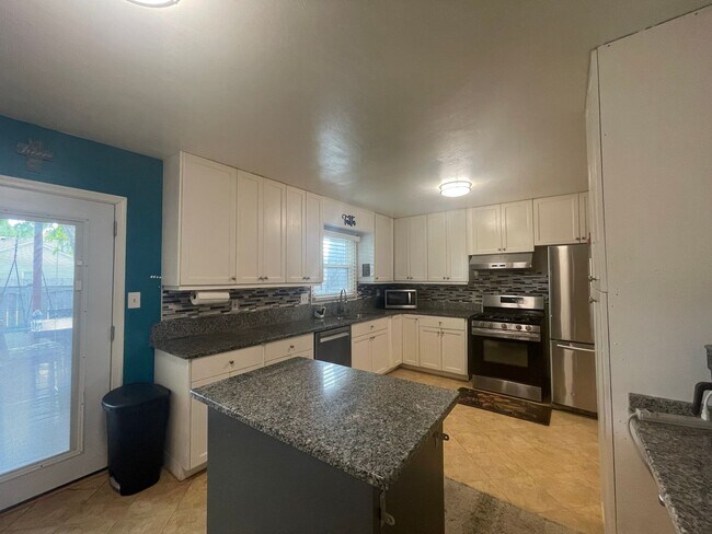 Building Photo - BEAUTIFUL 4 BED / 2.5 BATH SF IN COVENTRY