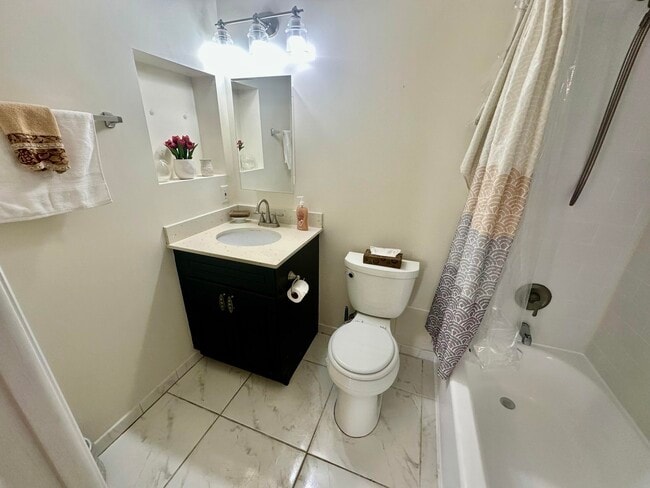 Building Photo - 42 Sussex E