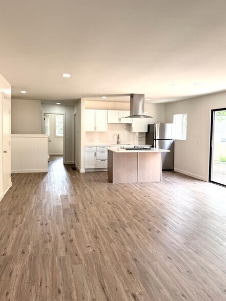 Building Photo - 6386-6386 Shelton Ct