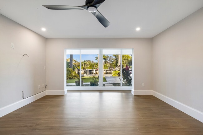 Building Photo - 2309 Desota Dr