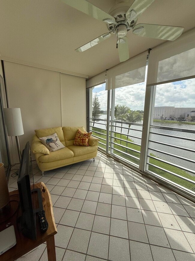 Building Photo - 4032 Yarmouth E